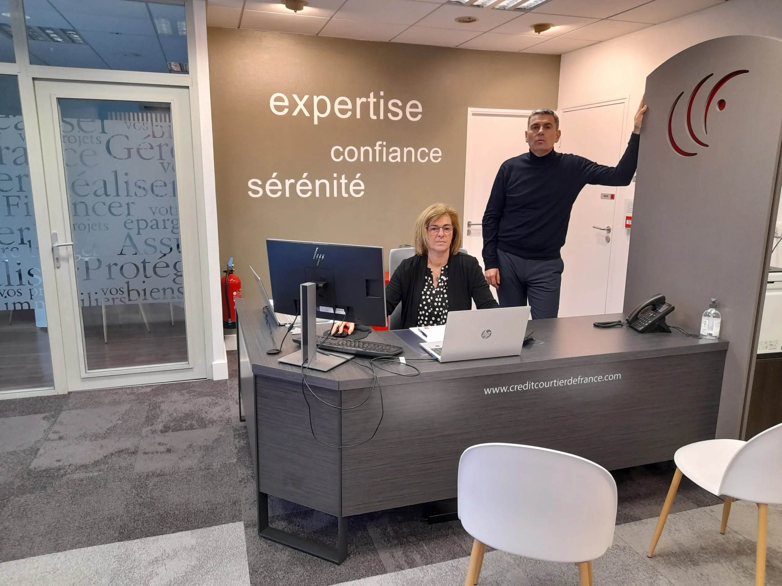 photographie de Laetitia et Denis Charreteur dans l'agence de Brest, courtiers en crédits