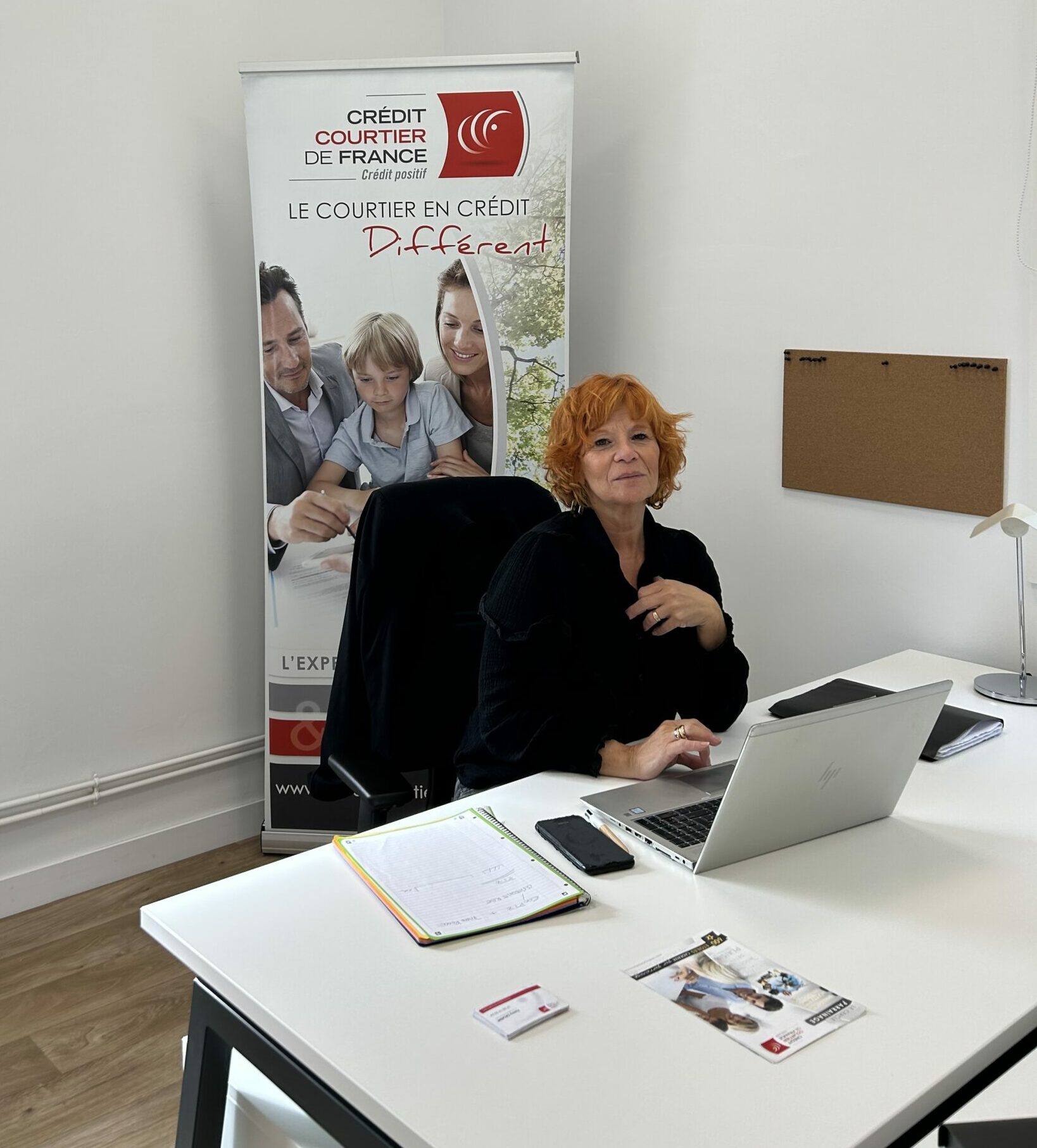 photgraphie de Fanny Salaun dans son bureau à l'agence Crédit Courtier de France de Morlaix