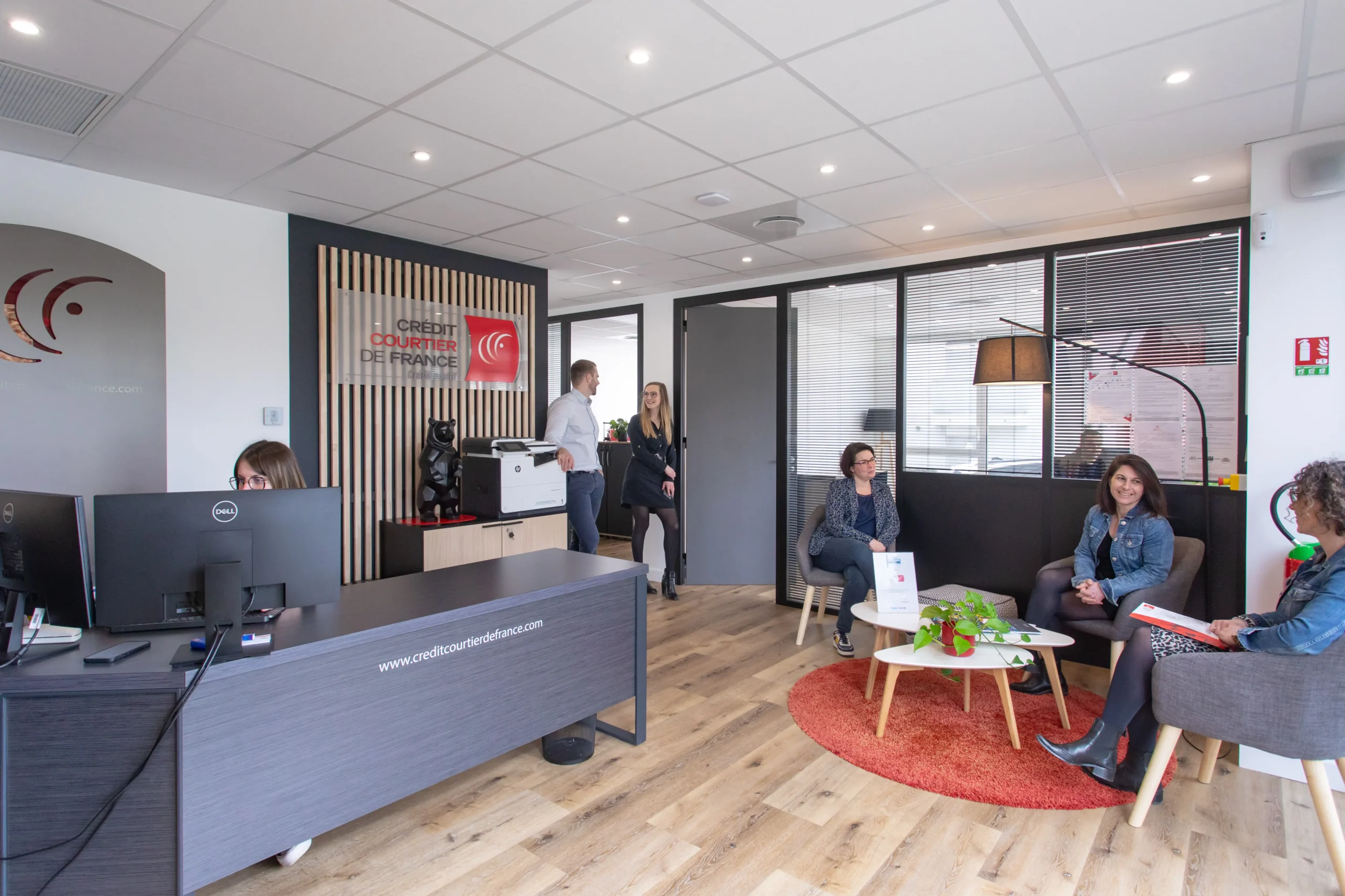 photographie présentant l'entrée de l'agence crédit courtier de france de rennes avec des collaborateurs